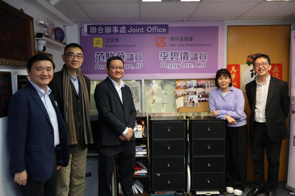 范骏华与湾仔区议员李碧仪设立联合地区办事处。