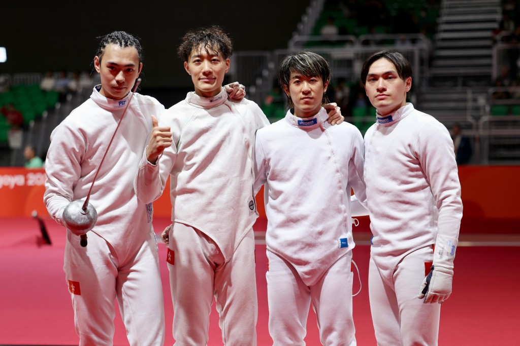 劍擊運動員何瑋桁（左一）、方凱申（左二）、劉昊峯（右二）、吳浩天（右一）奪得男子團體重劍銅牌。徐嘉華攝