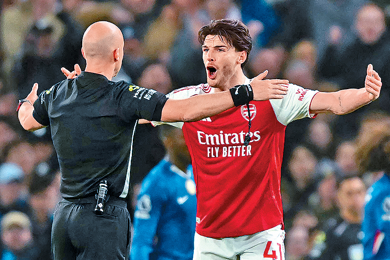 阿仙奴（紅衫）在12月的表現沒有說服力。