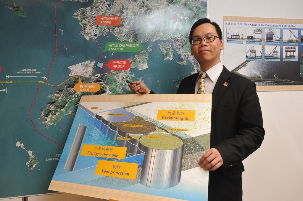 卜国明2011年以路政署总工程师身分，向传媒解释港珠澳大桥工程的施工方式。 资料图片