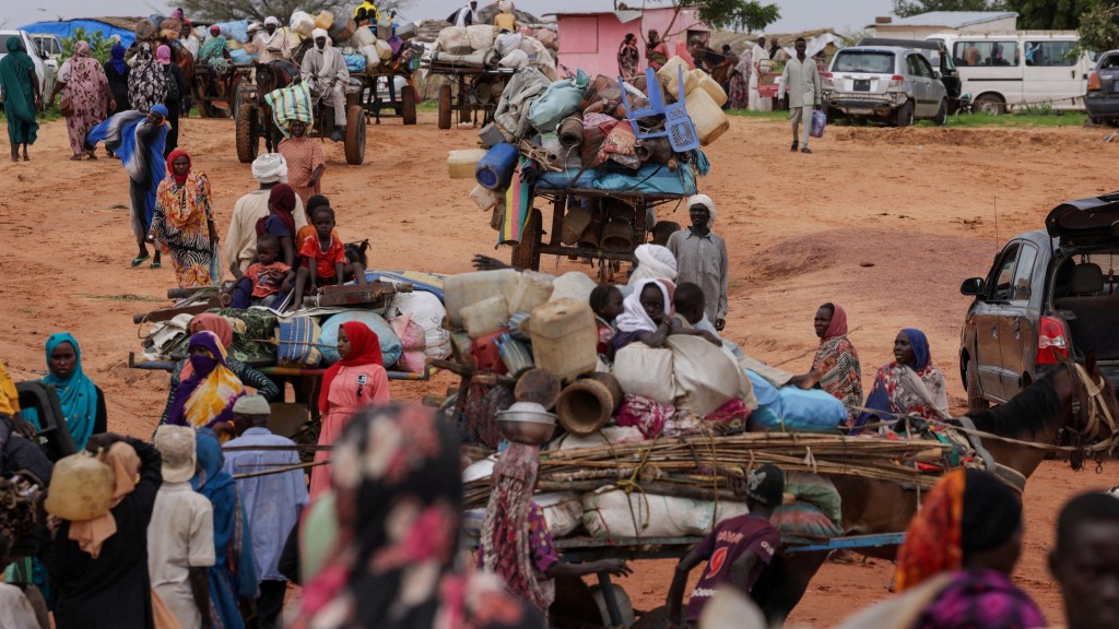乍得民众在边境接载苏丹难民及他们的行李。 路透社