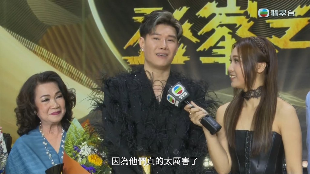 張與辰的媽媽(左)及家姐也有受訪。 張與辰的媽媽(左)及家姐也有受訪。