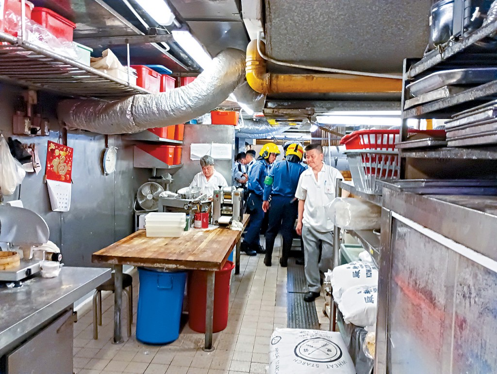 消防調查酒樓事發現場。