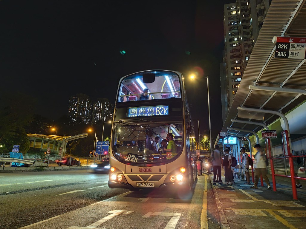 涉事82K巴士线停泊在大围街市巴士站，警员在场调停。是日快快巴士即日相FB