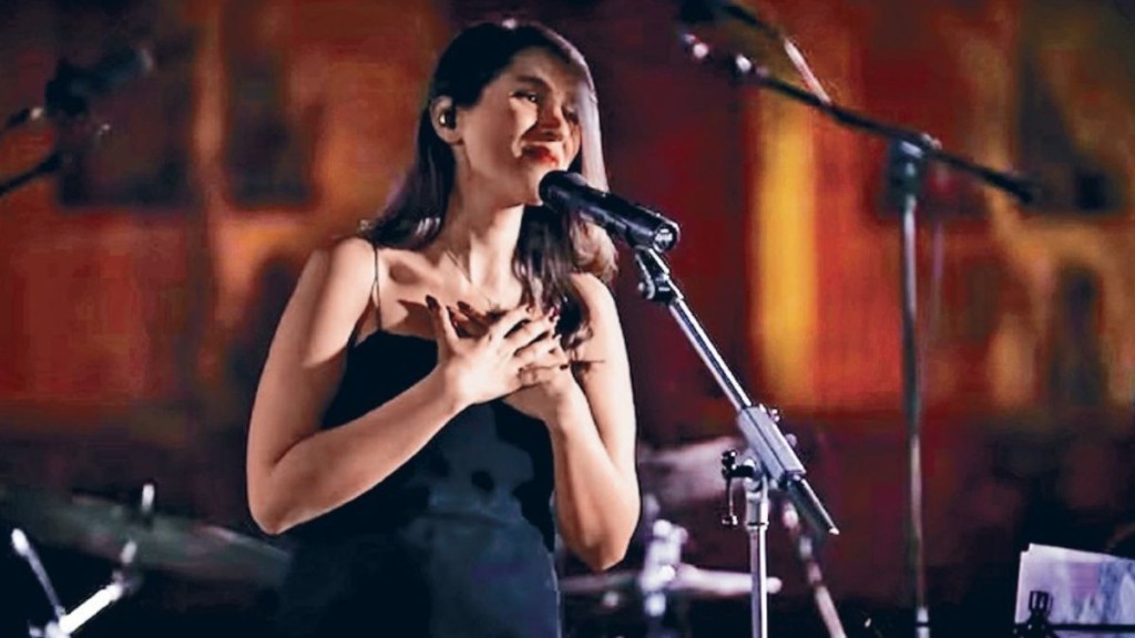 伊朗女歌手阿瑪迪據報因參與一場2024年在YouTube直播未佩戴頭巾演唱，被判處74下鞭刑。