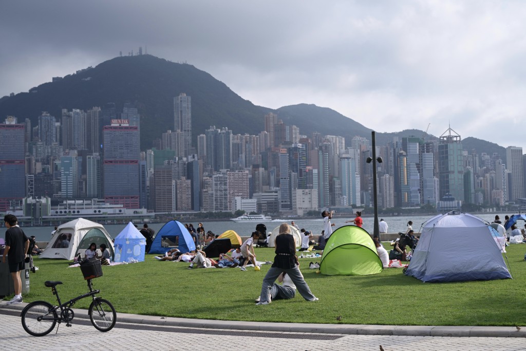 西九文化區聚集不少市民到來享受勞動節假期。