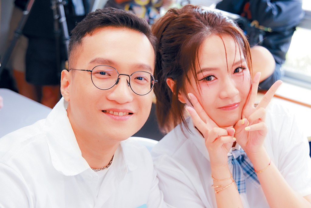 梁敏巧認與「暖男律師」Matt認真了解中，在最新一集節目中更以校服亮相，甜蜜合照。