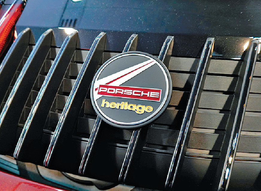 ■車尾鑲有Porsche Heritage徽章。 ■車尾鑲有Porsche Heritage徽章。
