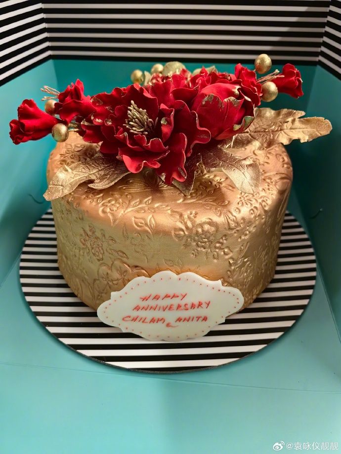 张智霖夫妇获好友送上金光闪闪的花花蛋糕。