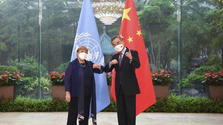巴切萊特(左)抵達中國展開訪問行程。AP圖片