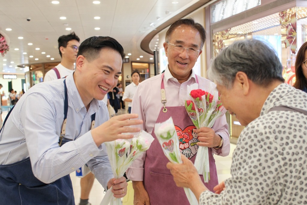 實政圓桌召集人田北辰與立法會議員莊豪鋒，於母親節一同到屯門及元朗區向市民派發康乃馨。田北辰FB