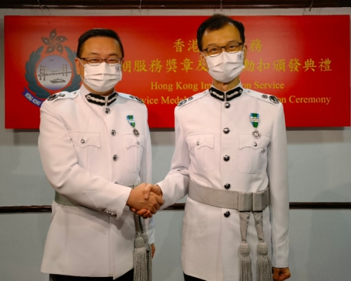 郭俊峯（左）將接替即將退休的陳天賜（右）擔任入境處副處長。受訪者提供