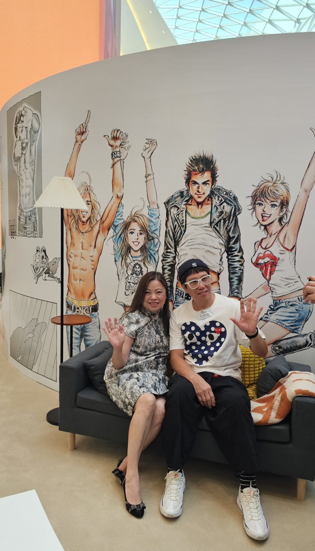 羅淑佩在主持漫畫文化展開幕禮後與專程來首爾參展的漫畫家合攝。羅淑佩fb圖片