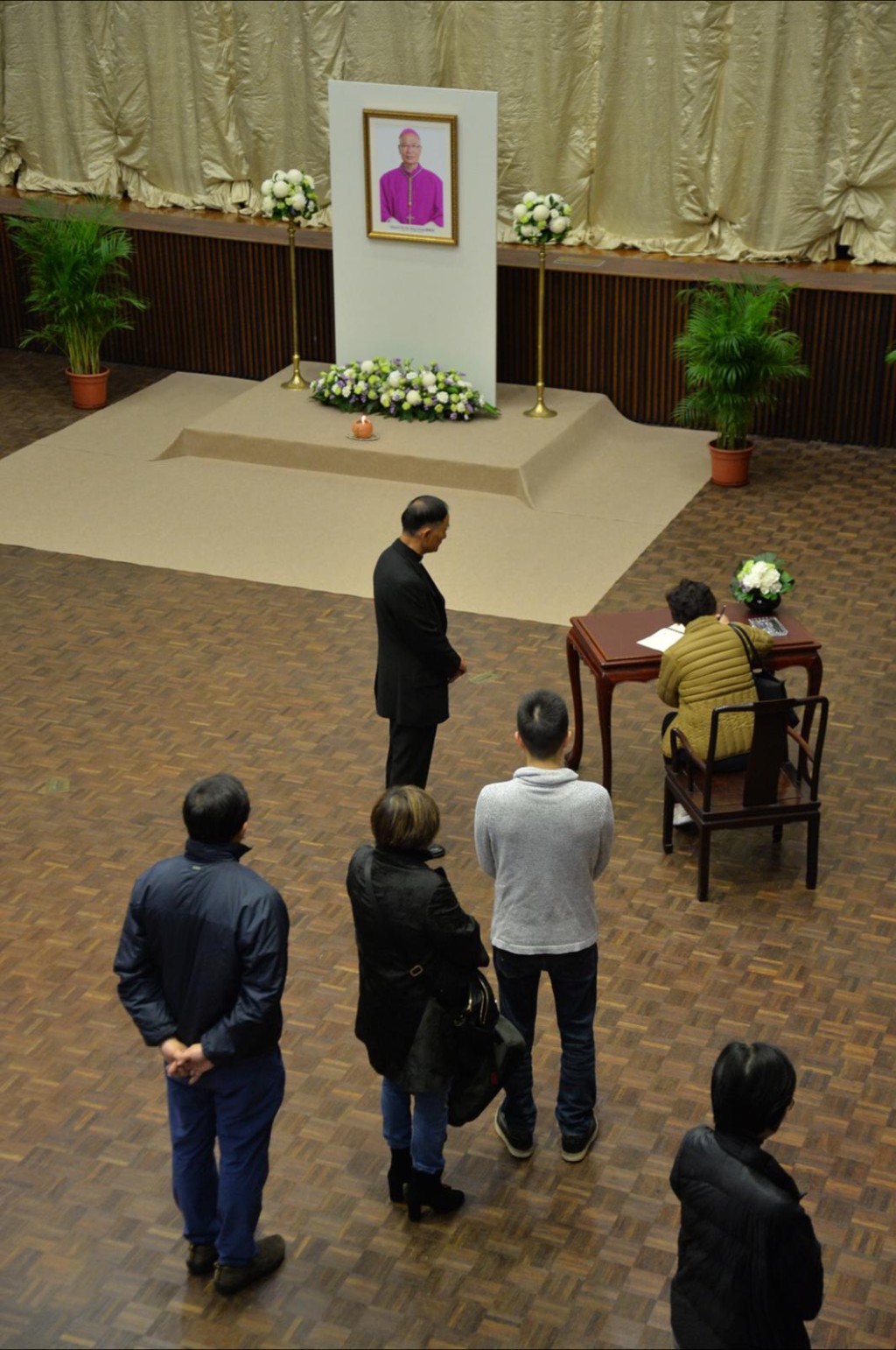 教區今日起至周三,在堅道明愛禮堂設弔唁冊。