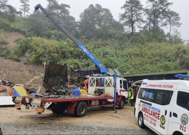 菲律宾豪雨引发山泥倾泻，警察单位协助救援。 fb / Benguet 2nd Mobile Force Company