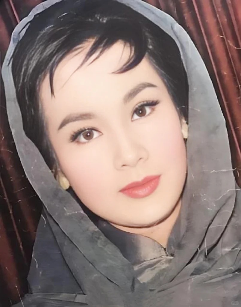 南海十三郎執導的《一代名花花影恨》由名演員白燕飾演花影恨。 南海十三郎執導的《一代名花花影恨》由名演員白燕飾演花影恨。