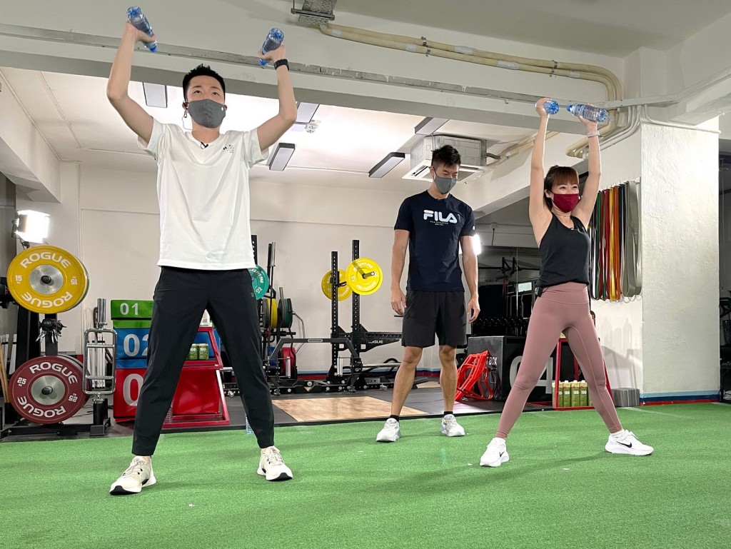 《有线星级学堂：轻松在家Gym》有星级体能教练及香港空手道代表杜小凤(右) 带住做运动。