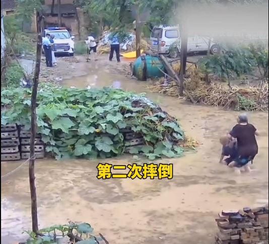民警拒絕摔倒水中的長者求救，轉身離開。抖音＠中安在線