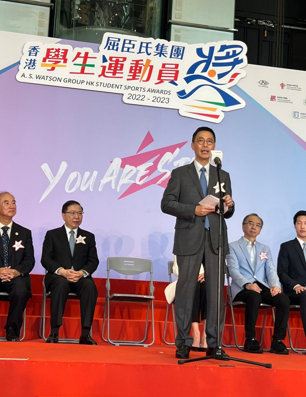 楊潤雄出席「屈臣氏集團香港學生運動員獎2022-2023」頒獎典禮。（政府新聞處）