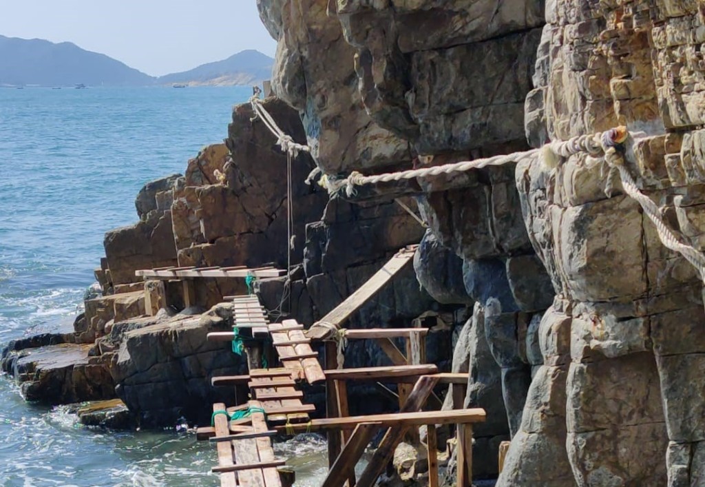 棧道築於大海旁、岩石上。網上截圖