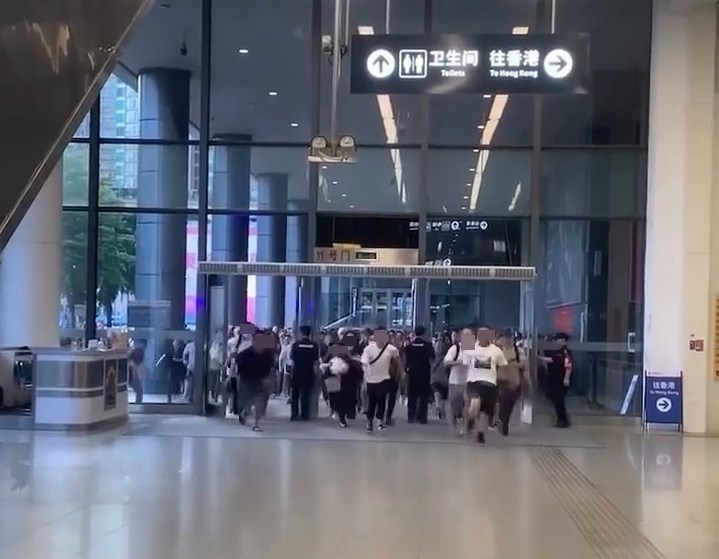 短片長約20秒,直擊人潮搶閘實況。片中見到 開閘後,擠在門外的長龍一湧而上,右旁的白 衣男子一馬當先衝入大堂。fb「車cam L(香港群組)」截圖 短片長約20秒,直擊人潮搶閘實況。片中見到 開閘後,擠在門外的長龍一湧而上,右旁的白 衣男子一馬當先衝入大堂。fb「車cam L(香港群組)」截圖