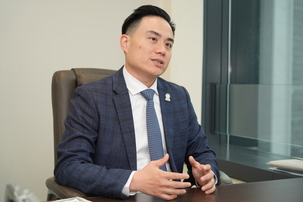 實政圓桌立法會議員莊豪鋒相信，可藉着接下來規管電動可移動工具當中的頭盔要求，使到在單車徑上騎行人士佩戴頭盔意識更普及。