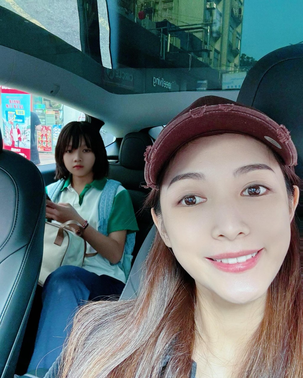 陆太Reina在社交网分享一张母女在车厢内的合照。
