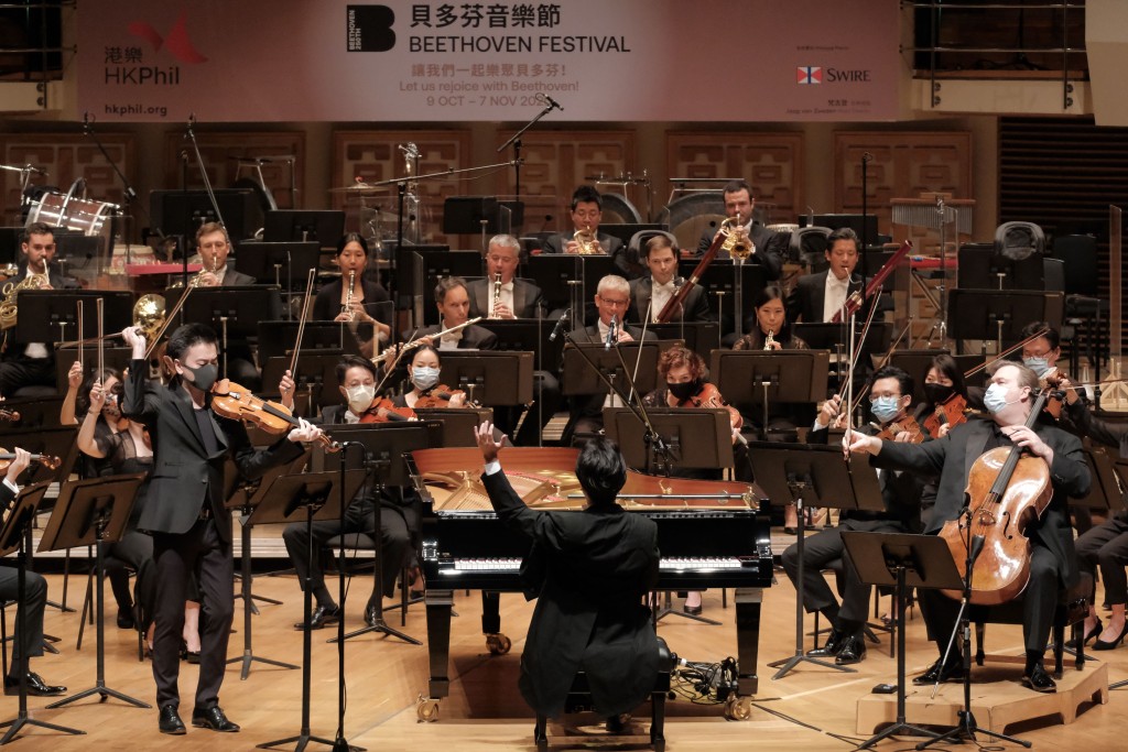 廖國敏曾於港樂2020/21樂季揭幕音樂會擔任獨奏家，指揮及演奏貝多芬三重協奏曲。（圖：Ka Lam/港樂）