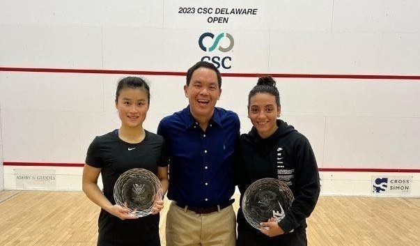 李嘉兒(左)於美國賽事奪亞。squashsite 圖片