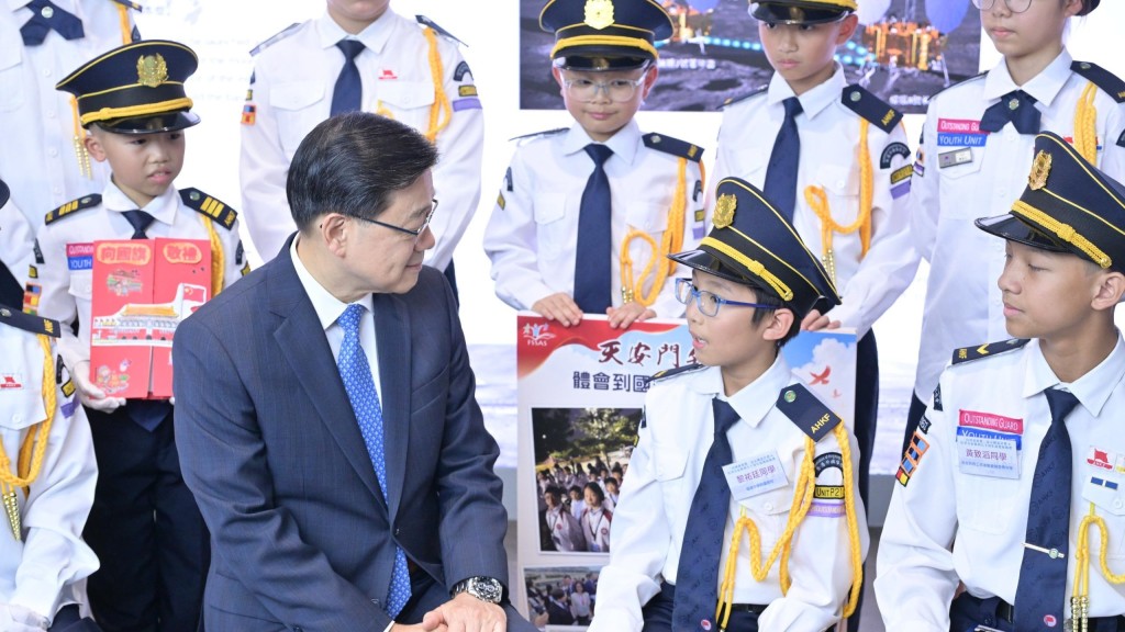 「向國旗敬禮」訪京團嘉許 小學生：丁薛祥爺爺叮囑讀懂國旗 李家超寄語弘揚長征精神
