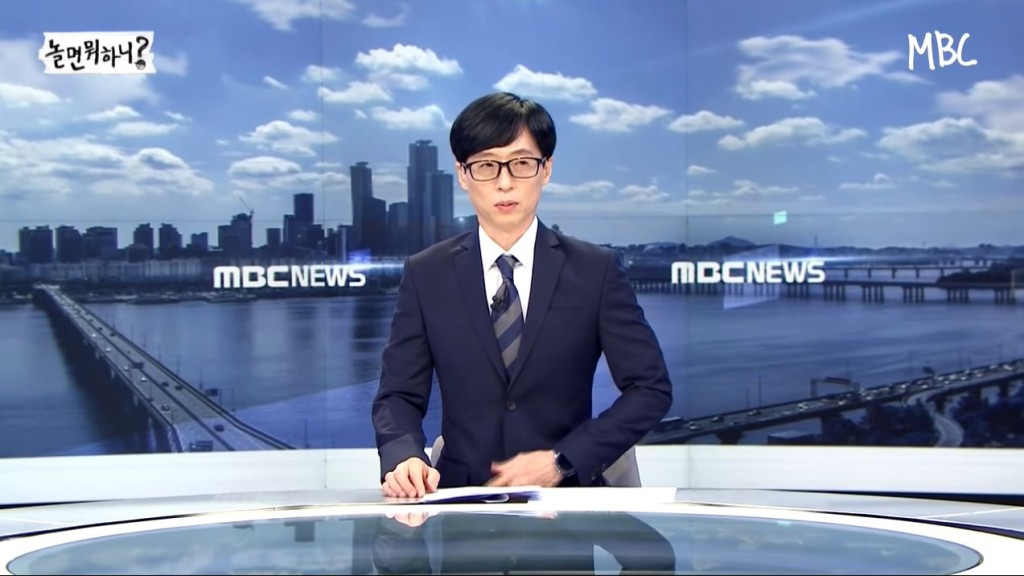 劉在錫不斷拉西裝。
