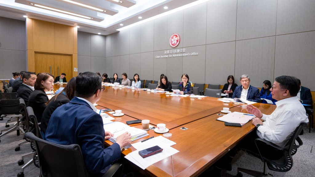 政務司司長陳國基（右一）主持節慶安排跨部門工作小組會議，全面統籌並督導各政府部門就內地國慶黃金周期間接待訪港旅客的預備工作。政府新聞處