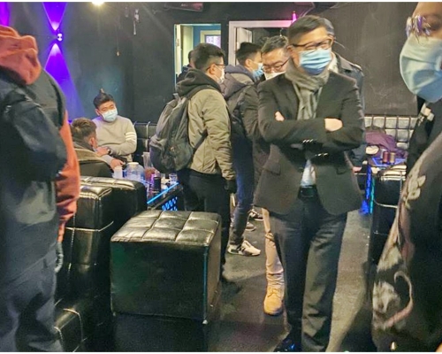 警方昨晚在觀塘區的巡查行動中,鄧炳強(右二)親自到場視察。