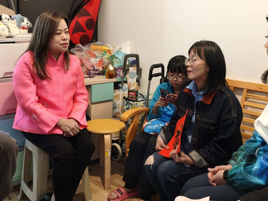 羅淑佩探訪鄭女士一家。羅淑佩FB 羅淑佩探訪鄭女士一家。羅淑佩FB