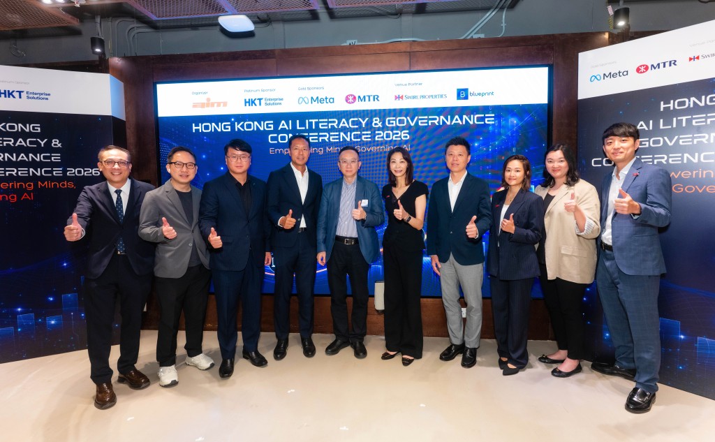 友邦香港及澳門團隊與香港互動市務商會會長方保僑先生合照。 友邦香港及澳門團隊與香港互動市務商會會長方保僑先生合照。