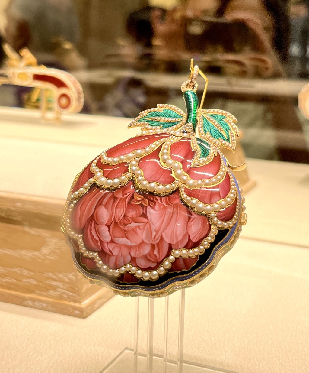 蔷薇与珍珠怀表，1815年制，结合雕金、七宝细密画及珍珠镶嵌工艺。