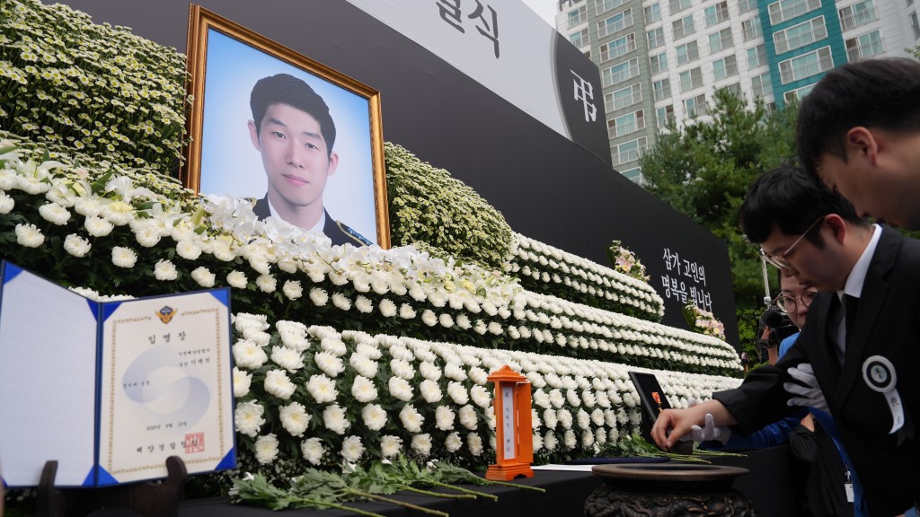 為救中國老翁殉職南韓海警告別式，800人送行。 中新社