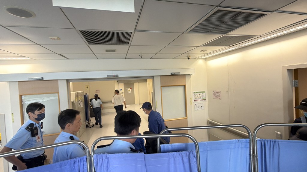 死者遺體由仵工移往殮房。梁國峰攝 死者遺體由仵工移往殮房。梁國峰攝