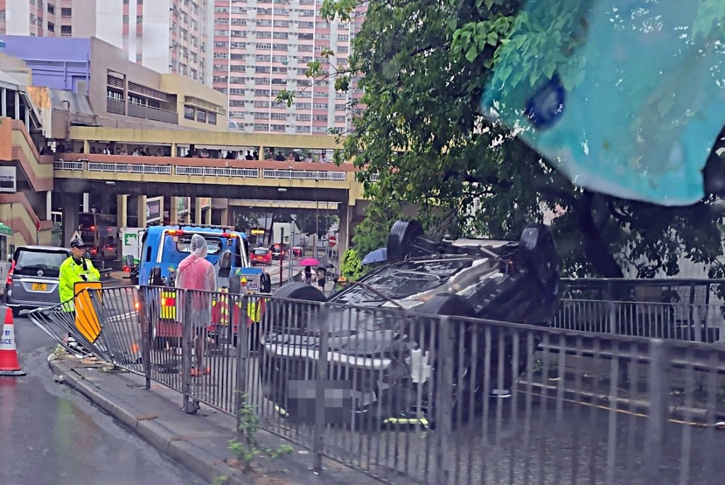 私家車失控翻側。網圖 私家車失控翻側。網圖