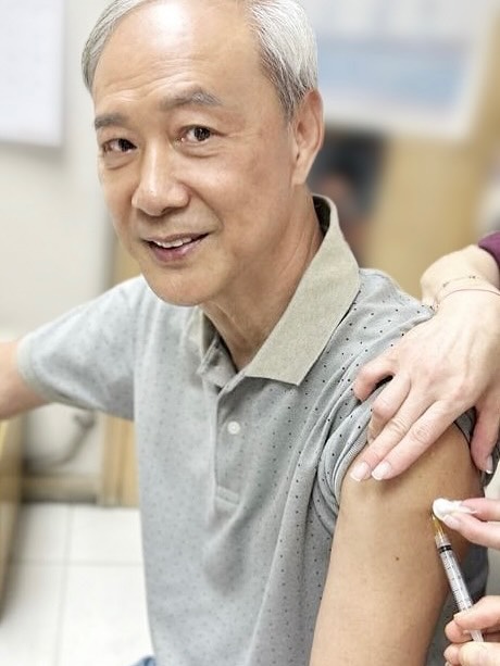 陳榮峻為太太吳香倫接種RSV疫苗。 陳榮峻為太太吳香倫接種RSV疫苗。