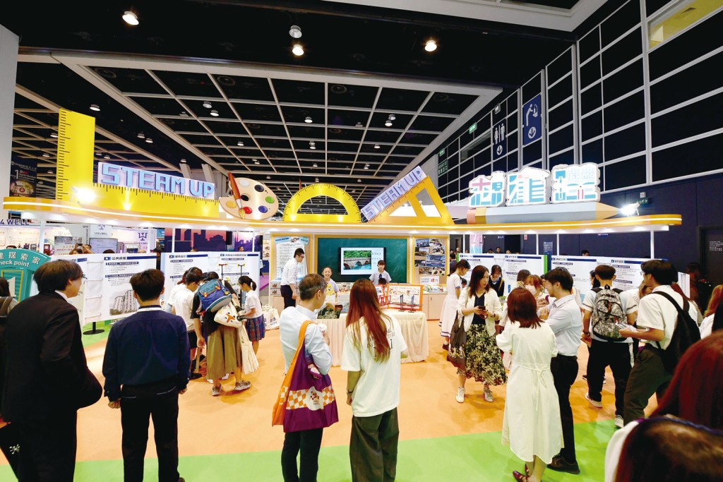 「STEAM UP 想建理」展區現場展示教材設計、學生學習歷程。