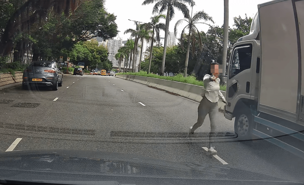 女子指着遠方跑過來。fb：香港交通及突發事故報料區