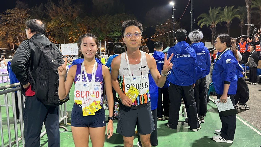 十公里女子挑戰組曾曉彤（左）奪冠，達成三連冠。徐嘉華攝