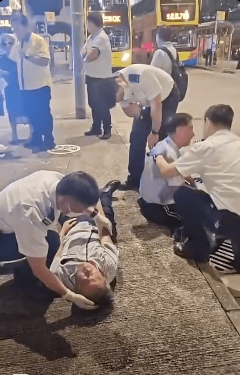 救援人員到場檢查二人情況。FB@車CAM L群組