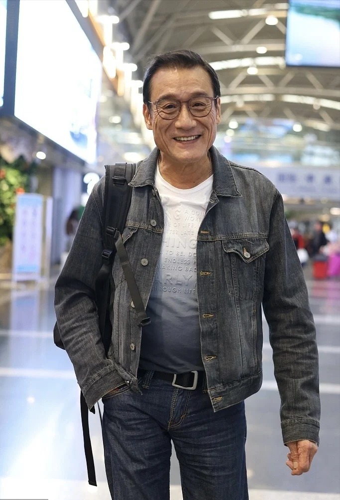 梁家輝日前在北京機場被網民捕獲，網民大讚他帥氣有型。
