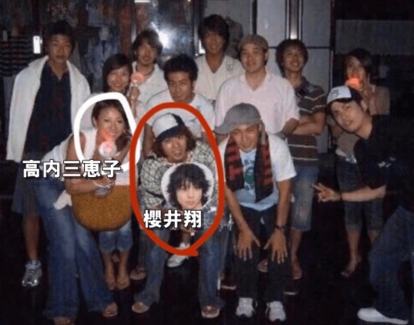 樱井妻子据指是其大学同学高内三惠子。