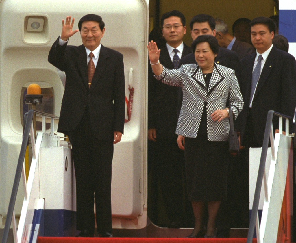 朱鎔基認為「香港的事可以靠香港自己解決」。 朱鎔基認為「香港的事可以靠香港自己解決」。