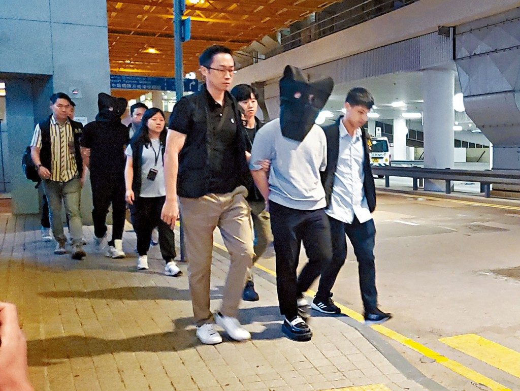 兩名於澳門落網的港人昨日被遞解出境,乘船返抵香港後被警方拘捕。