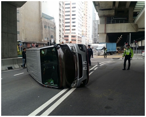 涉事客貨車翻側。