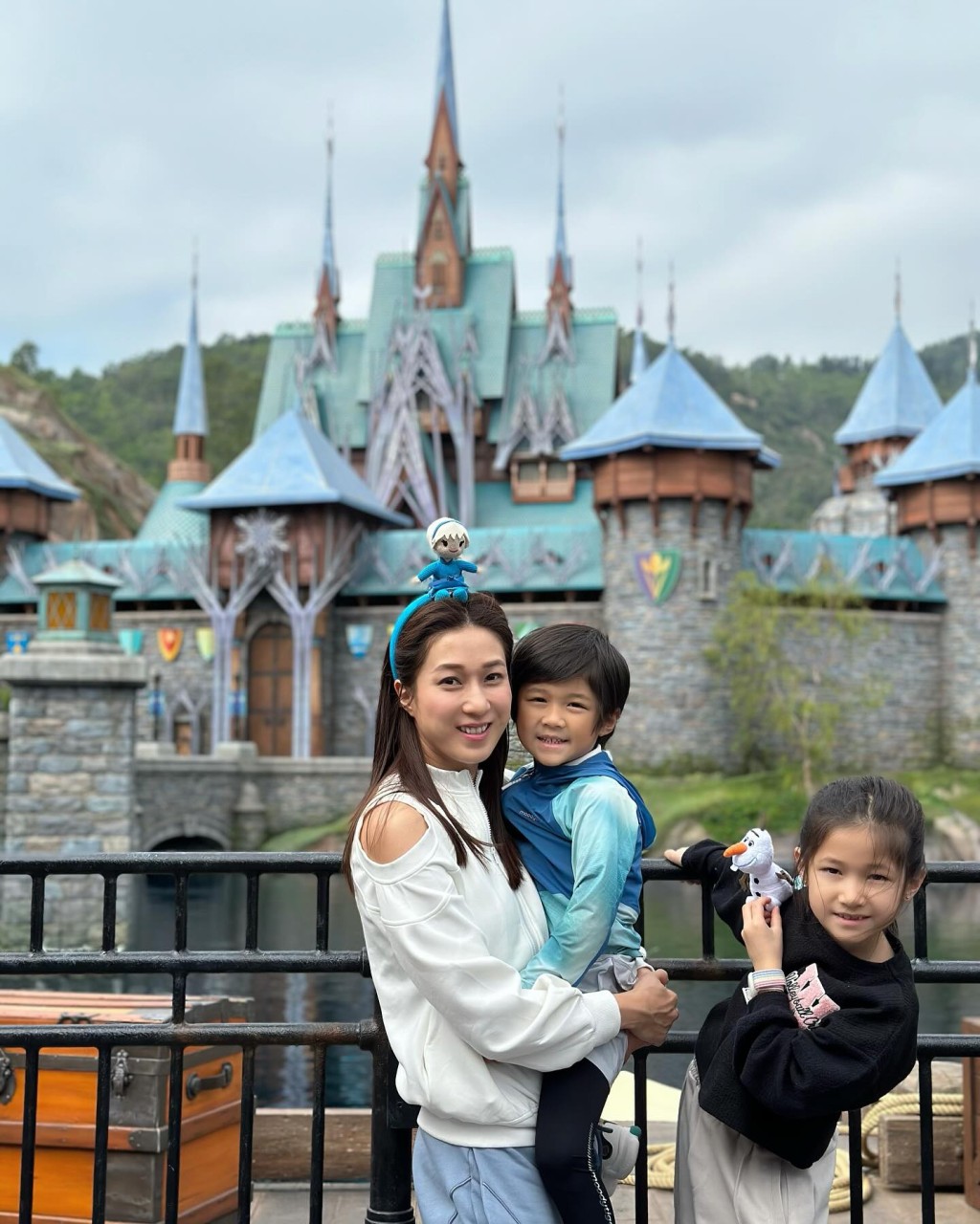 鍾嘉欣昨日貼出三母子遊主題樂園的照片，子女都漸漸搣甩爸爸強大基因，越來越似媽咪！